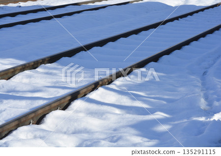 Snow covered railway tracks in winter 135291115
