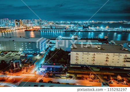 從東京電信中心眺望有明碼頭的夜景 從東京電信中心眺望有明碼頭的夜景 135292297