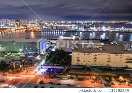 從東京電信中心眺望有明碼頭的夜景 135292299