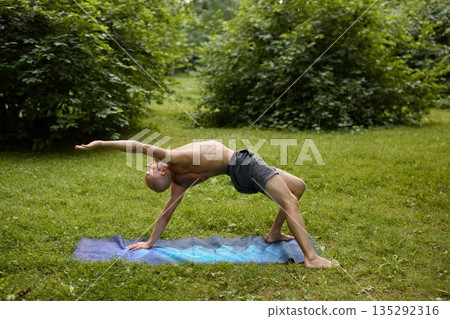 white man mobility coach demonstrating wheel variation white man mobility coach demonstrating wheel variation 135292316