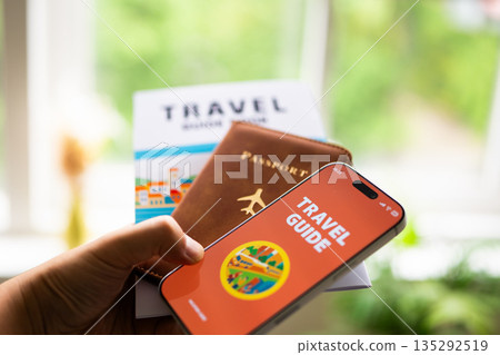 在智慧型手機上查看您的旅遊指南 135292519