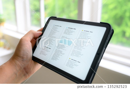 在平板電腦上查看資料 135292523