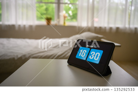 數位鐘和臥室 數位鐘和臥室 135292533