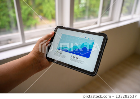 在平板電腦上查看業務績效 135292537