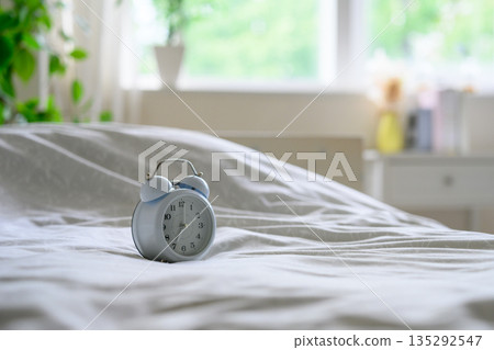 床上的鬧鐘 135292547