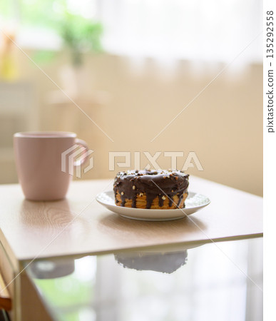 巧克力羊角麵包和馬克杯 巧克力羊角麵包和馬克杯 135292558