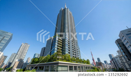 城市景觀圖片，可見高層公寓 135292692