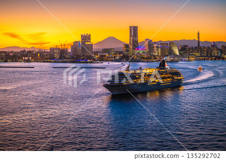 日本橫濱城市景觀，可欣賞橫濱港未來、飛鳥二號、富士山、橫濱海關大樓等景色。 135292702