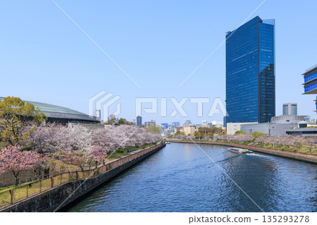 Osaka Castle Hall and Osaka Business Park in spring (Chuo-ku, Osaka City, Osaka Prefecture) Osaka Castle Hall and Osaka Business Park in spring (Chuo-ku, Osaka City, Osaka Prefecture) 135293278