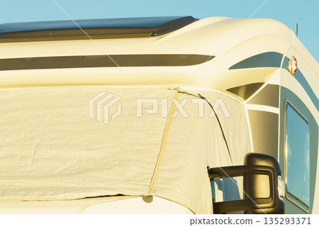 Motorhome with thermal screen blind 135293371