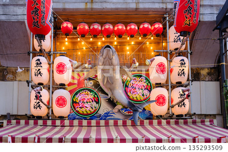 Colorful Izakaya Storefront at Uohama in Ameya-Yokocho, Ueno, Tokyo 135293509