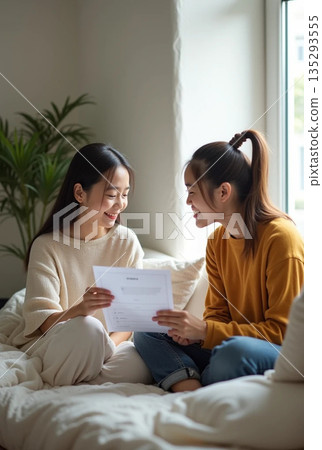 母親和女兒一起看成績單 135293555