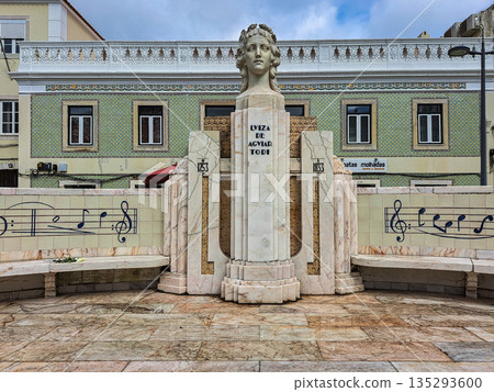 Monument to Luisa Todi, an opera singer of the eighteen century, born in Setubal, Portugal Monument to Luisa Todi, an opera singer of the eighteen century, born in Setubal, Portugal 135293600