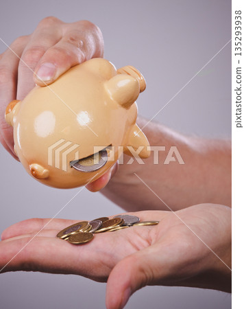 Male hands with coins and piggybank 135293938
