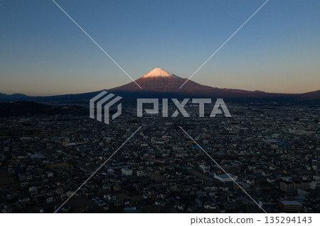 從富士河河床俯瞰暮色中的富士山和富士市城市景觀(空拍圖) 從富士河河床俯瞰暮色中的富士山和富士市城市景觀(空拍圖) 135294143