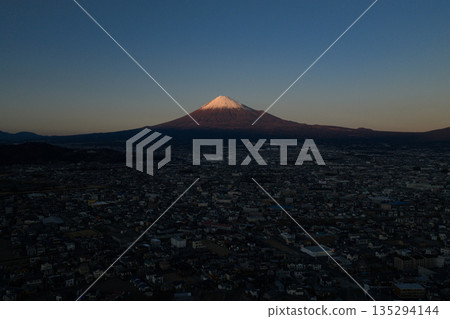 從富士河河床俯瞰暮色中的富士山和富士市城市景觀（空拍圖） 135294144