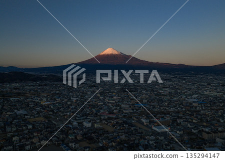 從富士河河床俯瞰暮色中的富士山和富士市城市景觀(空拍圖) 從富士河河床俯瞰暮色中的富士山和富士市城市景觀(空拍圖) 135294147