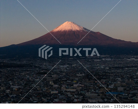 從富士河河床俯瞰暮色中的富士山和富士市城市景觀（空拍圖） 135294148
