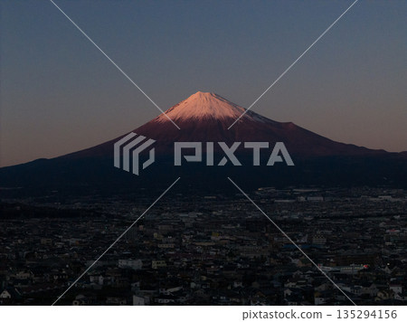 從富士河河床俯瞰暮色中的富士山和富士市城市景觀(空拍圖) 從富士河河床俯瞰暮色中的富士山和富士市城市景觀(空拍圖) 135294156