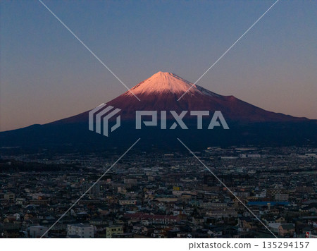 從富士河河床俯瞰暮色中的富士山和富士市城市景觀(空拍圖) 從富士河河床俯瞰暮色中的富士山和富士市城市景觀(空拍圖) 135294157