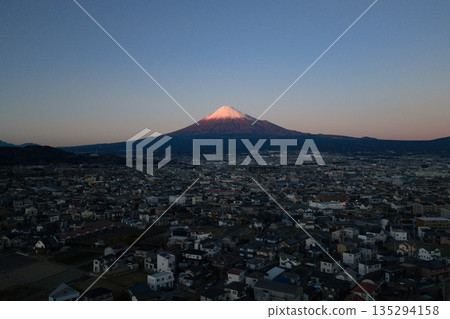 從富士河河床俯瞰暮色中的富士山和富士市城市景觀(空拍圖) 從富士河河床俯瞰暮色中的富士山和富士市城市景觀(空拍圖) 135294158