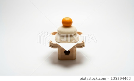 傳統的年糕和橘子裝飾品擺放在白色背景上 135294463