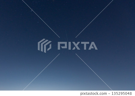 一顆流星劃破冬日的夜空，色彩繽紛。 135295048