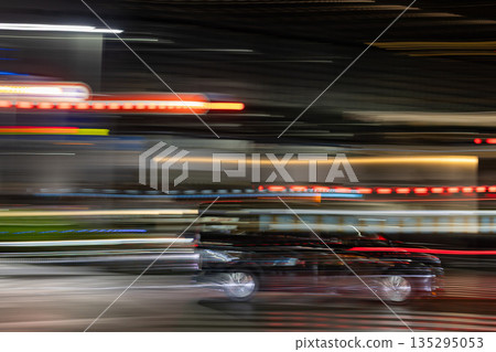 夜幕降臨,一輛汽車在城市中疾馳,鏡頭緩緩搖攝。 夜幕降臨,一輛汽車在城市中疾馳,鏡頭緩緩搖攝。 135295053