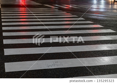城市雨夜 | 斜向人行橫道 135295323