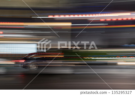 夜色中,一輛汽車飛馳在城市中,鏡頭緩緩搖攝。 夜色中,一輛汽車飛馳在城市中,鏡頭緩緩搖攝。 135295327