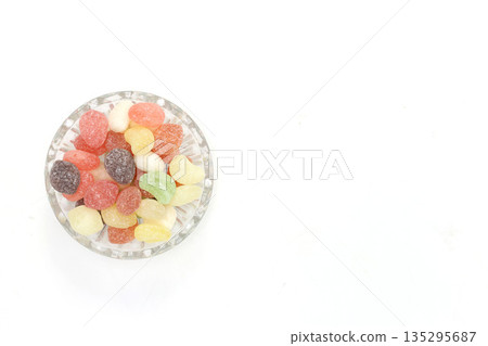 白色背景上的玻璃容器中的水滴 135295687