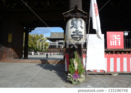 京都府京都市南區九條町東寺南門的新年裝飾 135296748