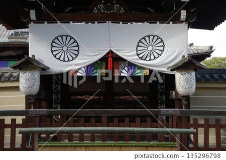 京都市南區九條町東寺禦門的新年裝飾 135296798