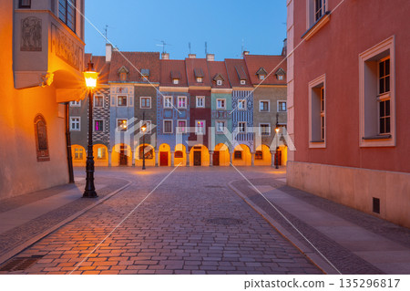 Colorful Townhouses in Old Market Square in Poznan, Poland 135296817