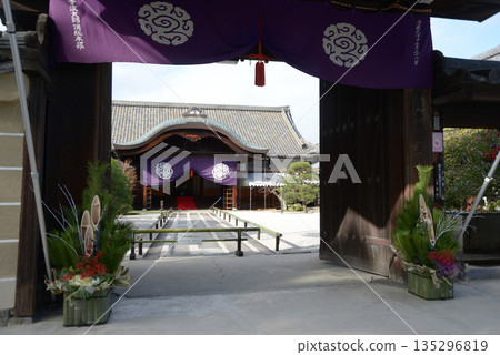 New Year's decorations at the gate of Toji Temple, Honbo, Kujo-cho, Minami-ku, Kyoto New Year's decorations at the gate of Toji Temple, Honbo, Kujo-cho, Minami-ku, Kyoto 135296819