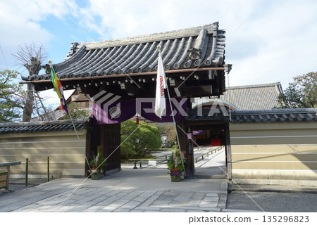 京都府京都市南區九條町本坊東寺大門的新年裝飾 京都府京都市南區九條町本坊東寺大門的新年裝飾 135296823