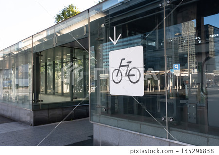 自行車停車場入口 自行車停車場入口 135296838