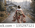 前往車站的路上，振袖和服在街上格外醒目。 135297121