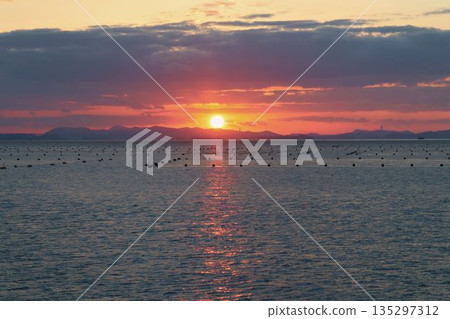 暮色餘暉倒映在平靜的水面上。 暮色餘暉倒映在平靜的水面上。 135297312