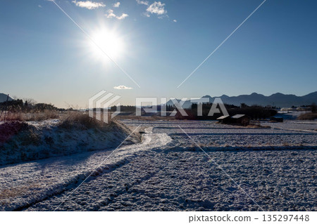 A thin layer of snow on farmland on a frosty winter morning 135297448