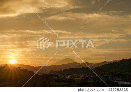 某日景象:夕陽西下,富士山在羽田故鄉公園的襯托下染成一片絢麗的色彩。 某日景象:夕陽西下,富士山在羽田故鄉公園的襯托下染成一片絢麗的色彩。 135298218