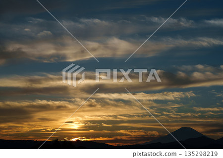某日景象:夕陽西下,富士山在羽田故鄉公園的襯托下染成一片絢麗的色彩。 某日景象:夕陽西下,富士山在羽田故鄉公園的襯托下染成一片絢麗的色彩。 135298219