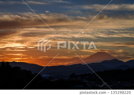 某日景象:夕陽西下,富士山在羽田故鄉公園的襯托下染成一片絢麗的色彩。 某日景象:夕陽西下,富士山在羽田故鄉公園的襯托下染成一片絢麗的色彩。 135298220