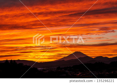 某日景象:夕陽西下,富士山在羽田故鄉公園的襯托下染成一片絢麗的色彩。 某日景象:夕陽西下,富士山在羽田故鄉公園的襯托下染成一片絢麗的色彩。 135298221