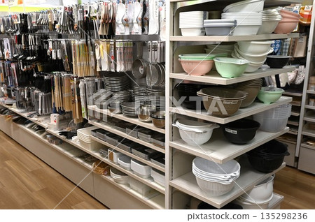 Inside the 100-yen shop: Increasing popularity among foreign tourists 135298236