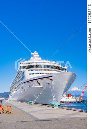 (Shizuoka Prefecture) Luxury cruise ship Asuka III docked at Shimizu Port (with snow-capped Mount Fuji in the background) (Shizuoka Prefecture) Luxury cruise ship Asuka III docked at Shimizu Port (with snow-capped Mount Fuji in the background) 135298248