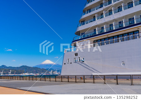(Shizuoka Prefecture) The stern of the luxury cruise ship Asuka III, which docked at Shimizu Port (with snow-capped Mount Fuji in the background) (Shizuoka Prefecture) The stern of the luxury cruise ship Asuka III, which docked at Shimizu Port (with snow-capped Mount Fuji in the background) 135298252