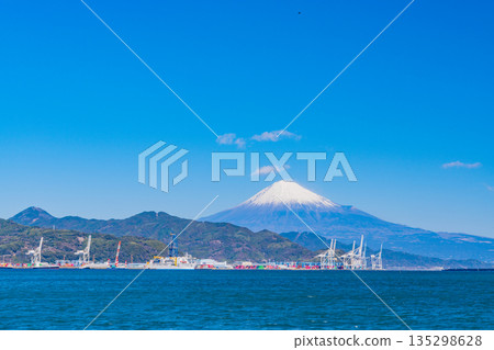 (Shizuoka Prefecture) Mount Fuji as seen from Shimizu Port in winter (with the research vessel Chikyu anchored) 135298628