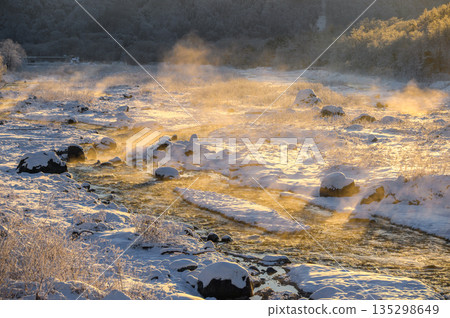 Matsukawa River sparkling in the morning sun [Hakuba Village, Kitaazumi District] 135298649