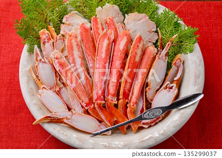 新年菜餚，雪蟹，雪蟹，雪蟹，雪蟹，半隻蟹腿。海鮮菜。 135299037